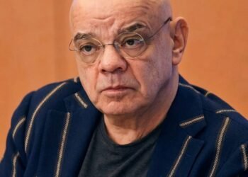 Последний свет пустой сцены.