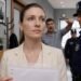 В подъезде стояли двое в форме и один мужчина в гражданском — уставший взгляд, планшет в руках. Всё было слишком обычным для ситуации, которая у нас внутри казалась концом света.